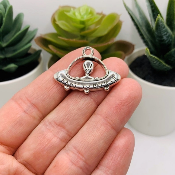 Lot of 2 Alien in UFO Charms I Want To Believe Pendants or earrings X files - Picture 3 of 5